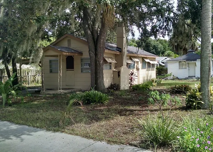 1 Beige Cozy Bungalow Or 1 White Cozy Efficiency Cottage In Titusville